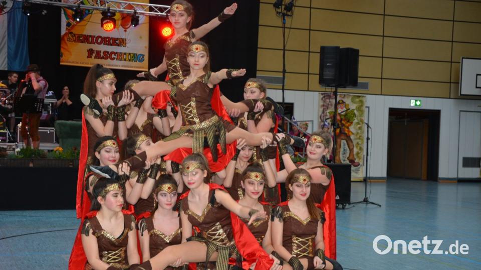 Die Jugendgarde „Fantasia“ des TuS Mitterteich als Gladiatorinnen. Bild: jr