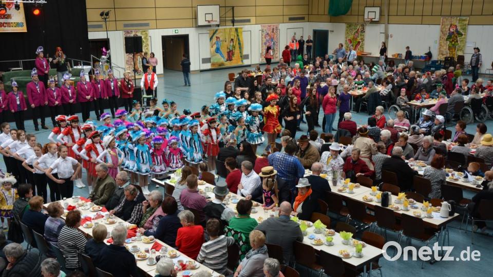 Rund 170 Mitwirkende bereiteten den knapp 700 Besuchern in der Mitterteicher Mehrzweckhalle einen unterhaltsamen Nachmittag. Bild: jr