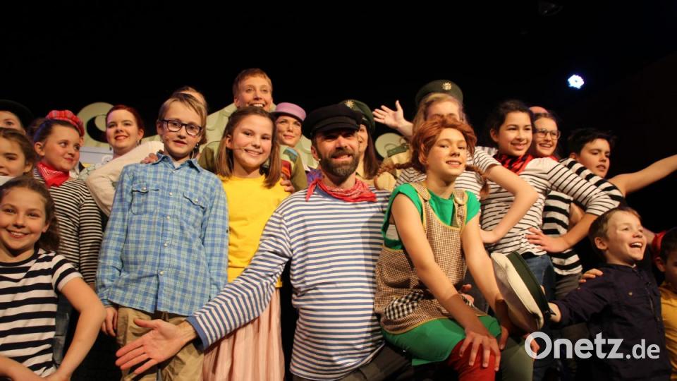 Das Ensemble des Ovigo Theaters am Ende des Musicals Pippi Langstrumpf. In den Hauptrollen: Lena Borowski als Pippi Langstumpf, Anderas Schopper als Vater Langstrumpf (Mitte), Lena Ruhland als Annika (gelbes T-Shirt) und Thomas Niebauer als Tommy (links daneben). Unterstützt von vielen weiteren großen und kleinen Schauspielern. Bild: kmo