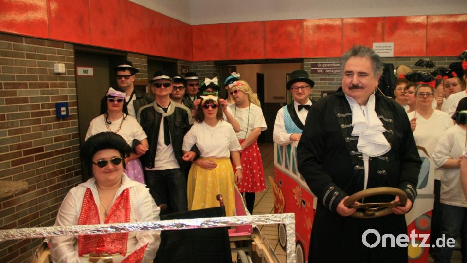 Start frei für den Faschingsball der Selbsthilfegruppe Behinderte/Nichtbehinderte, der diesmal das Motto Rock ’n&#039; Roll hatte. Bild: wro