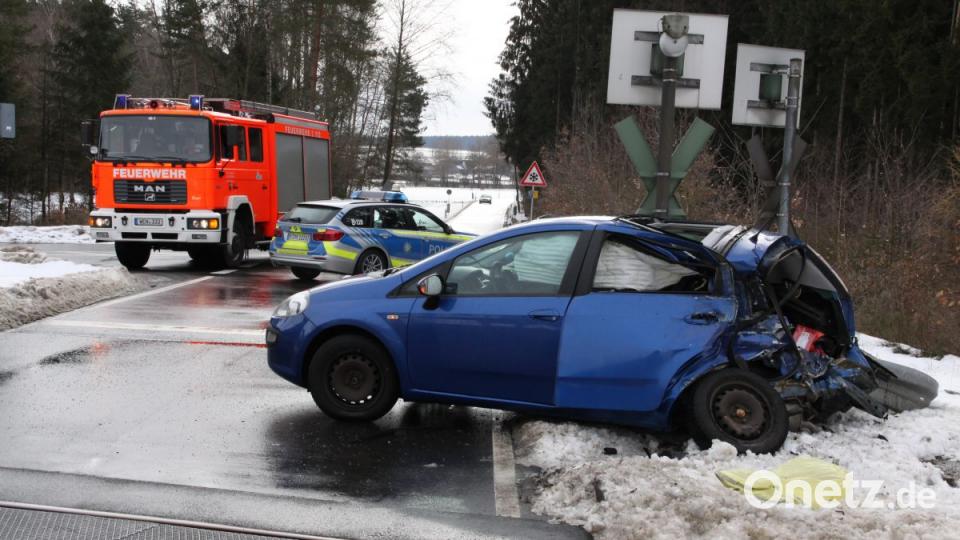 Folgenschwere Begegnung am Bahnübergang bei Latsch: Ein Zug raste am Sonntagvormittag in ein Auto. Bild: za