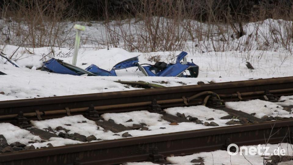 Folgenschwere Begegnung am Bahnübergang bei Latsch: Ein Zug raste am Sonntagvormittag in ein Auto. Bild: za