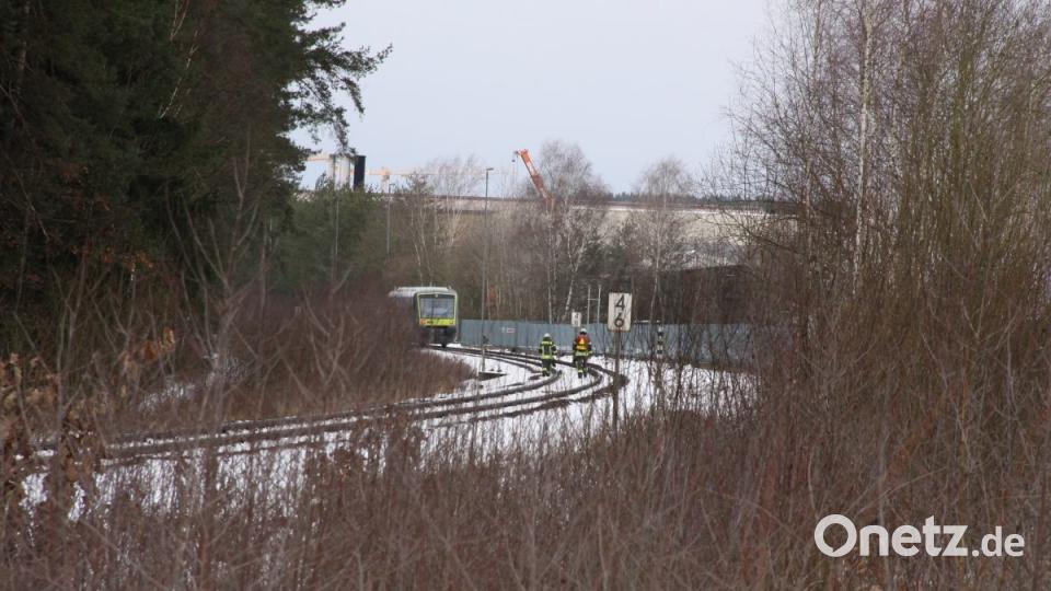 Folgenschwere Begegnung am Bahnübergang bei Latsch: Ein Zug raste am Sonntagvormittag in ein Auto. Bild: za