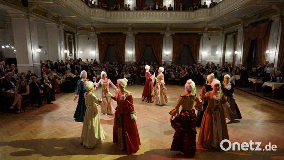Der AWO Tanzgruppe Grün-Weiß gelang in den barocken Kostümen, vom Festspielverein Oberviechtach großzügig zur Verfügung gestellt, eine wunderschöne Symbiose von Pracht und Musik, wie einst beim höfischen Leben im 18. Jahrhundert. Bild: eib