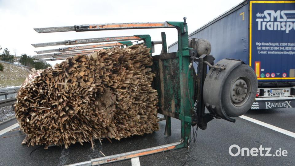 Noch einmal glimpflich ging der Unfall auf der A6 bei Deindorf aus. Ein Holzanhänger krachte auf die Fahrbahn. Bild: dob