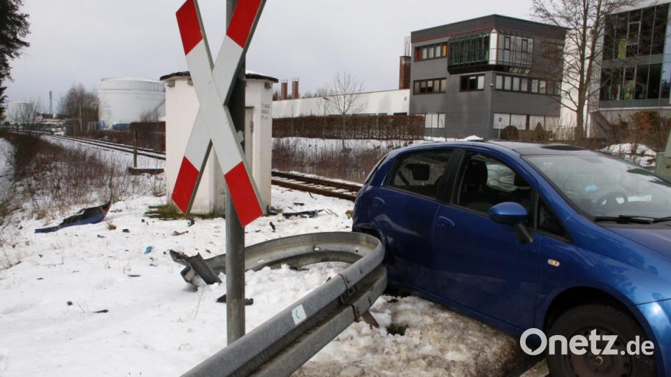 Folgenschwere Begegnung am Bahnübergang bei Latsch: Ein Zug raste am Sonntagvormittag in ein Auto. Bild: za