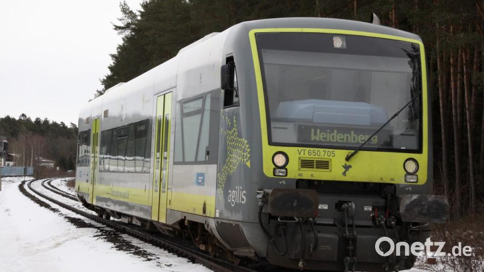 Folgenschwere Begegnung am Bahnübergang bei Latsch: Ein Zug raste am Sonntagvormittag in ein Auto. Bild: za