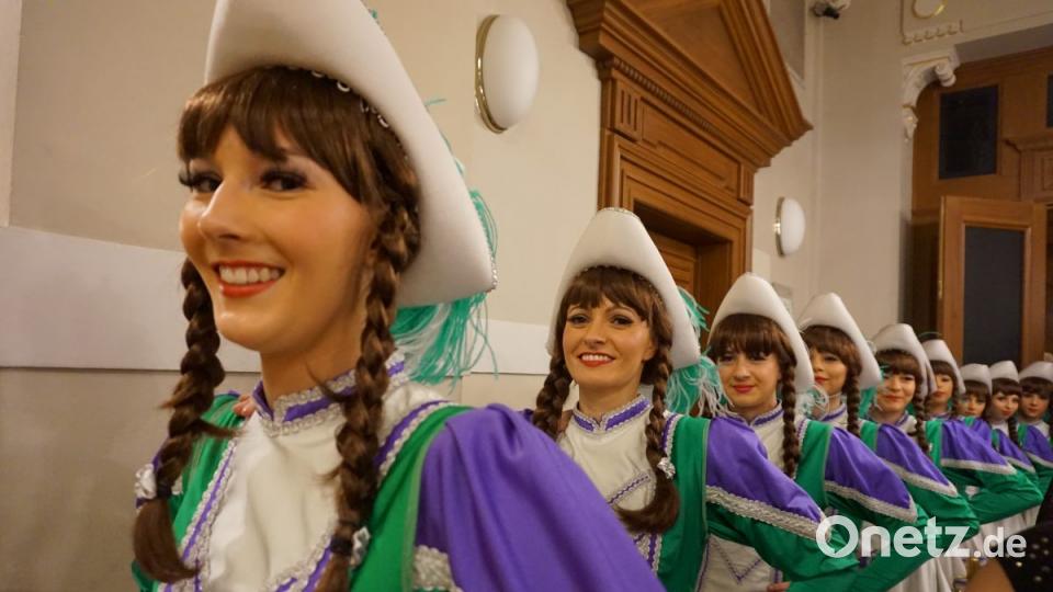 „Lampenfieber? Nur ein bisschen“ - und schon marschierten die charmanten jungen Damen der AWO Tanzgruppe Grün-Weiß Oberviechtach e.V. im Gardeschritt in den Saal Bild: eib