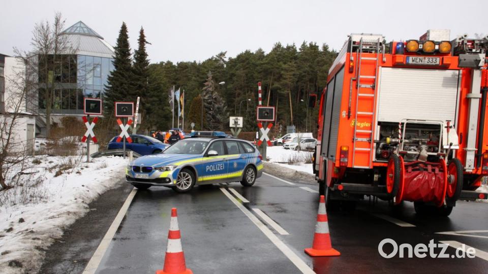 Folgenschwere Begegnung am Bahnübergang bei Latsch: Ein Zug raste am Sonntagvormittag in ein Auto. Bild: za