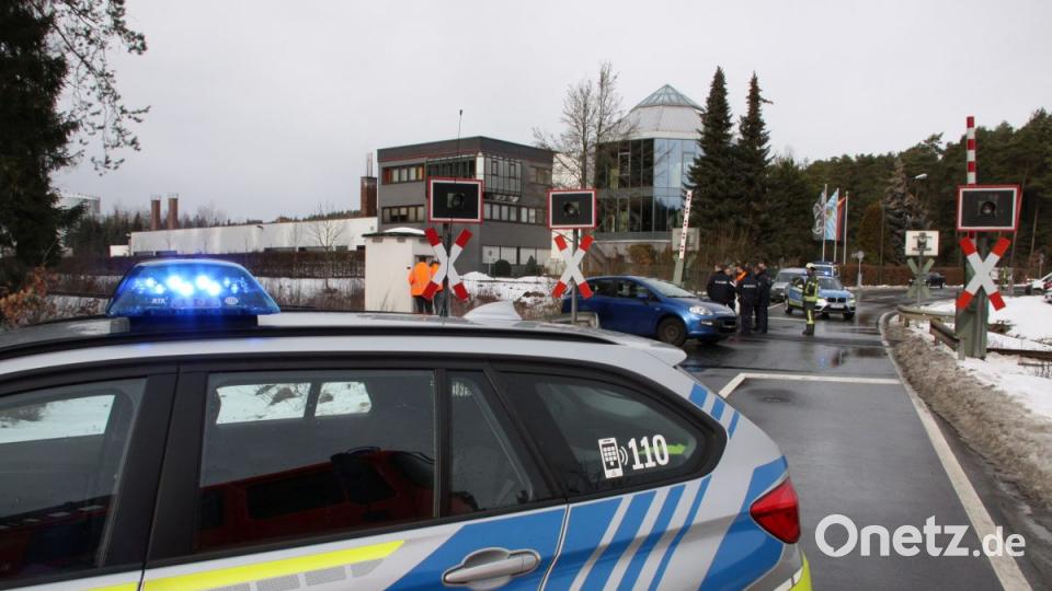Folgenschwere Begegnung am Bahnübergang bei Latsch: Ein Zug raste am Sonntagvormittag in ein Auto. Bild: za