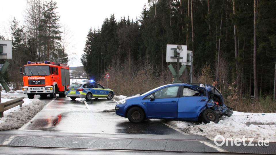 Folgenschwere Begegnung am Bahnübergang bei Latsch: Ein Zug raste am Sonntagvormittag in ein Auto. Bild: za