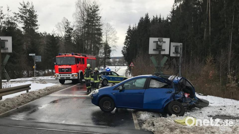 Dieses Auto stieß am Sonntagmittag am Bahnübergang auf Höhe der Gaststätte &quot;Alpenrose&quot; an der Bundesstraße 470 mit einem Zug zusammen. Bild: za