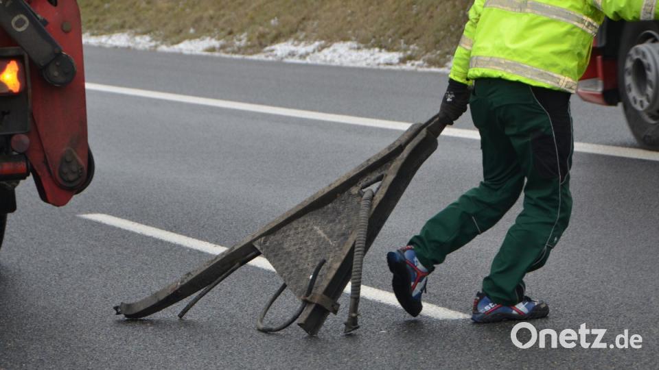 Die abgebrochene Anhängerdeichsel wird gesichert. Bild: dob