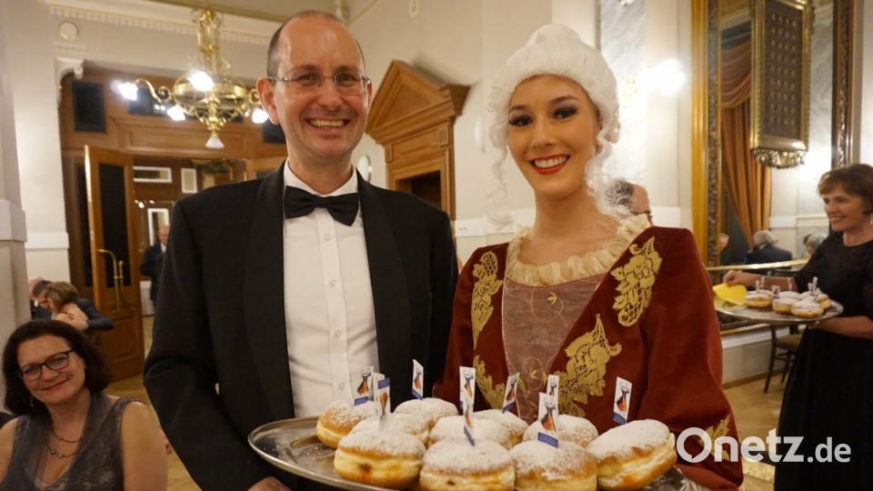 Als die beiden Auftritte mit Bravour gemeistert waren, durfte Antonia Lang von der Tanzgruppe Grün-Weiß Oberviechtachdazu noch dem deutschen Botschafter in Prag, Christoph Israng, einen Faschingskrapfen auf silbrigen Tablett servieren. Bild: eib