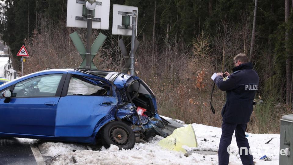 Folgenschwere Begegnung am Bahnübergang bei Latsch: Ein Zug raste am Sonntagvormittag in ein Auto. Bild: za