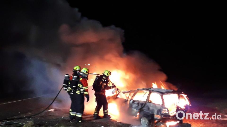 Unfallwagen gerät auf Abschlepp-Lastwagen in Brand Bild: Alexander Auer
