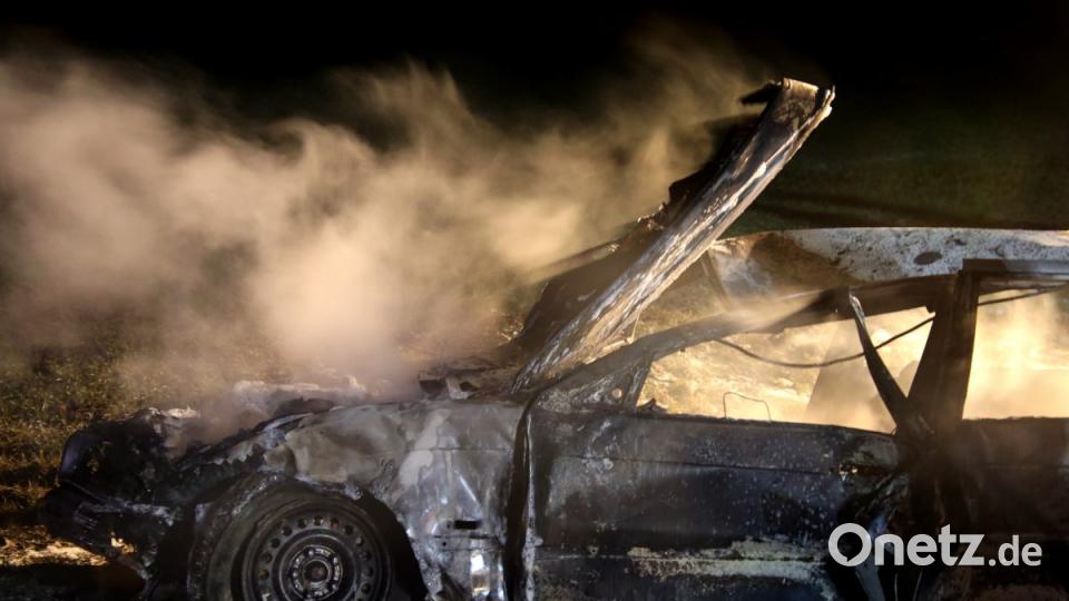 Unfallwagen gerät auf Abschlepp-Lastwagen in Brand Bild: Alexander Auer