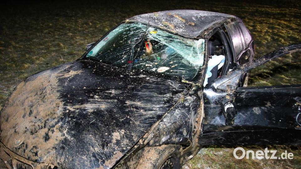 Unfallwagen gerät auf Abschlepp-Lastwagen in Brand Bild: Alexander Auer