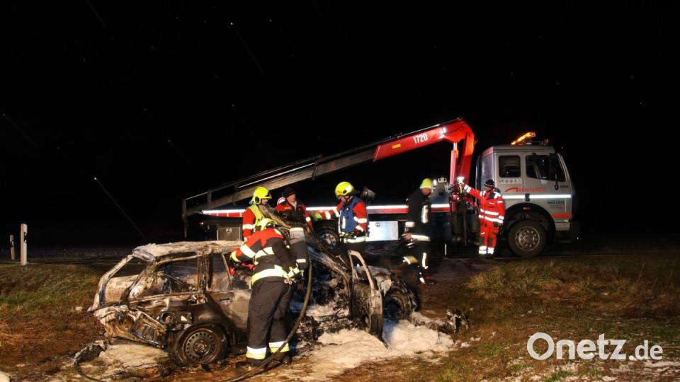 Unfallwagen gerät auf Abschlepp-Lastwagen in Brand Bild: Alexander Auer