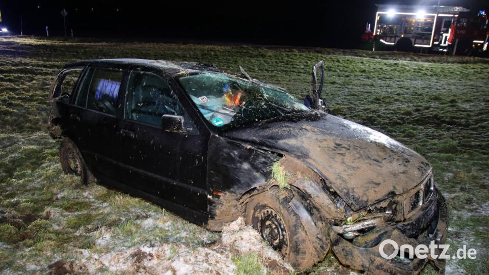 Unfallwagen gerät auf Abschlepp-Lastwagen in Brand Bild: Alexander Auer