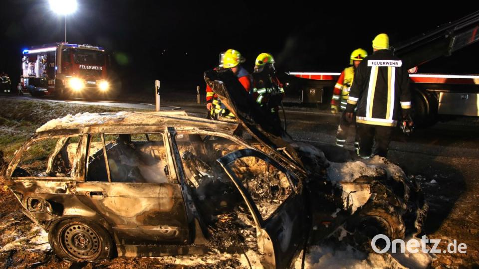 Unfallwagen gerät auf Abschlepp-Lastwagen in Brand Bild: Alexander Auer