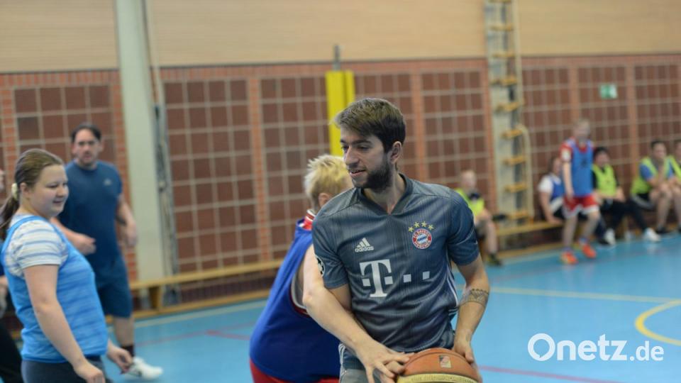 Wie läuft ein Training der Lebenshilfe Basketballer in Amberg ab? Oberpfalz-Medien war dabei. Bild: brü