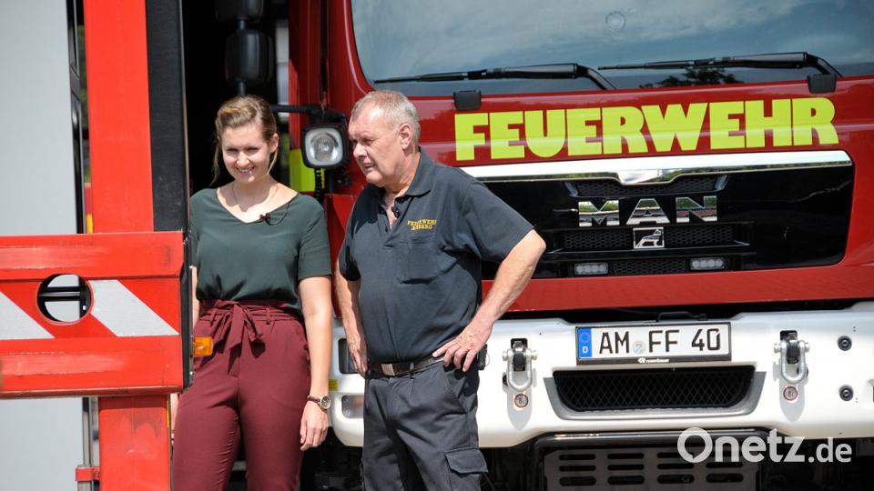 Kommandant Bernhard Strobl mit Onetz.de-Reporterin Miriam Wittich Bild: Alexander Unger