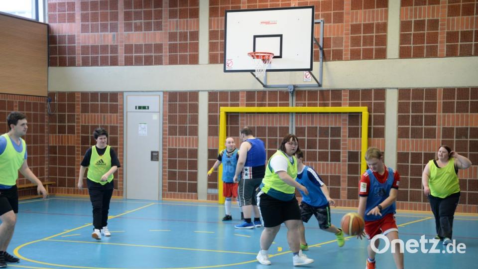 Wie läuft ein Training der Lebenshilfe Basketballer in Amberg ab? Oberpfalz-Medien war dabei. Bild: brü