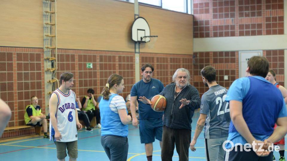 Wie läuft ein Training der Lebenshilfe Basketballer in Amberg ab? Oberpfalz-Medien war dabei. Bild: brü