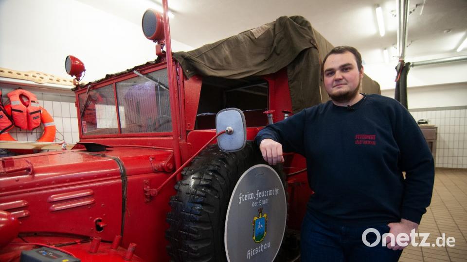 Nico Schuminetz ist Jugendwart der Feuerwehr Hirschau. Gemeinsam mit einigen Kameraden hat er das erste motorisierte Löschfahrzeug der Kaolinstädter wieder auf Vordermann gebracht: Ein 75 Jahre alter Dodge Chrysler aus amerikanischen Armeebeständen. Bild: Alexander Unger