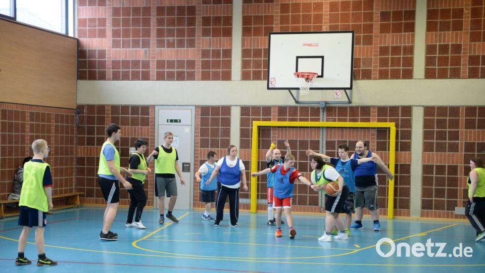 Wie läuft ein Training der Lebenshilfe Basketballer in Amberg ab? Oberpfalz-Medien war dabei. Bild: brü
