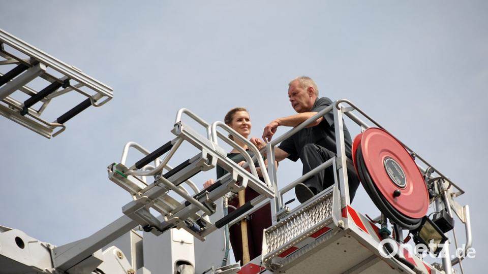 Kommandant Bernhard Strobl mit Onetz.de-Reporterin Miriam Wittich auf dem Teleskopgelenkmast TGM 32 Bild: Alexander Unger