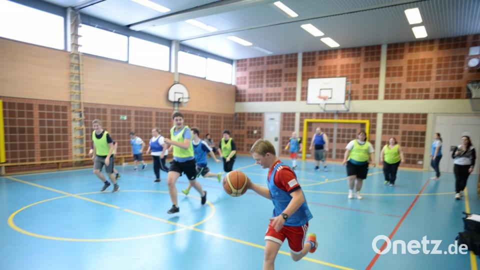 Wie läuft ein Training der Lebenshilfe Basketballer in Amberg ab? Oberpfalz-Medien war dabei. Bild: brü