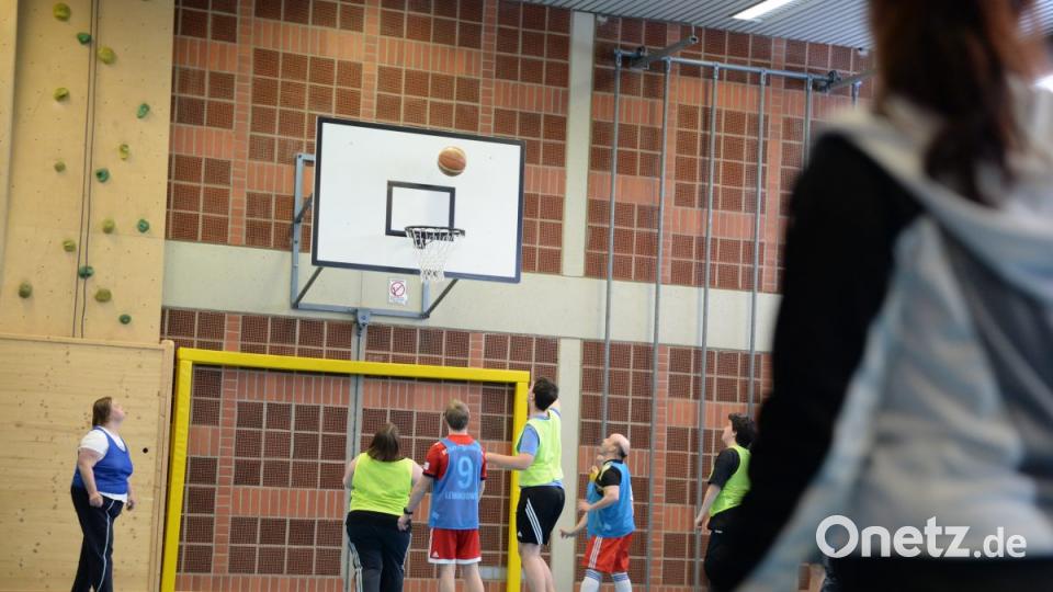 Wie läuft ein Training der Lebenshilfe Basketballer in Amberg ab? Oberpfalz-Medien war dabei. Bild: brü