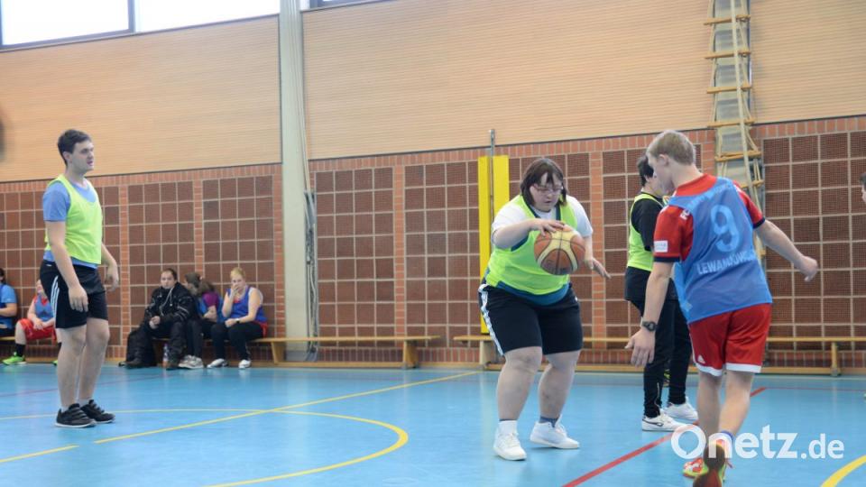Wie läuft ein Training der Lebenshilfe Basketballer in Amberg ab? Oberpfalz-Medien war dabei. Bild: brü
