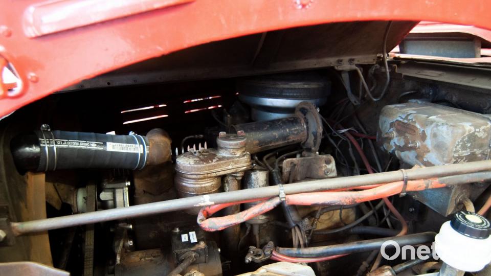 Fast 75 Jahre ist das Fahrzeug alt. Damit es auch anspringt, bleibt die Batterie, wenn es geparkt ist, immer angeschlossen. Bild: Alexander Unger