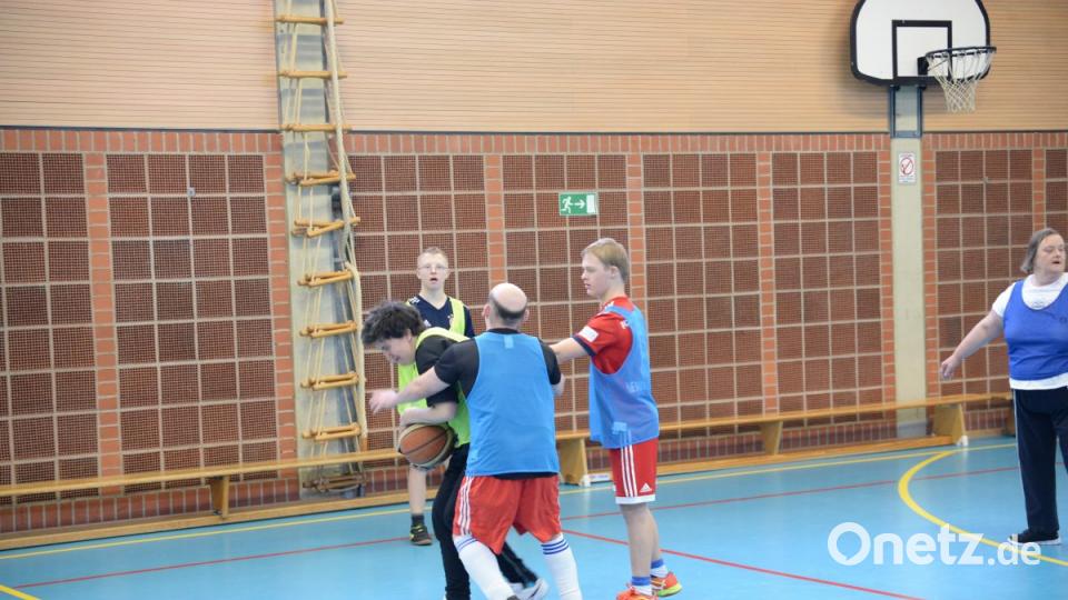 Wie läuft ein Training der Lebenshilfe Basketballer in Amberg ab? Oberpfalz-Medien war dabei. Bild: brü