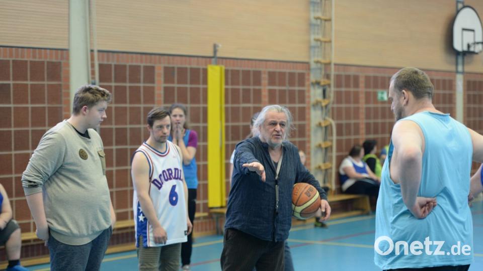 Wie läuft ein Training der Lebenshilfe Basketballer in Amberg ab? Oberpfalz-Medien war dabei. Bild: brü