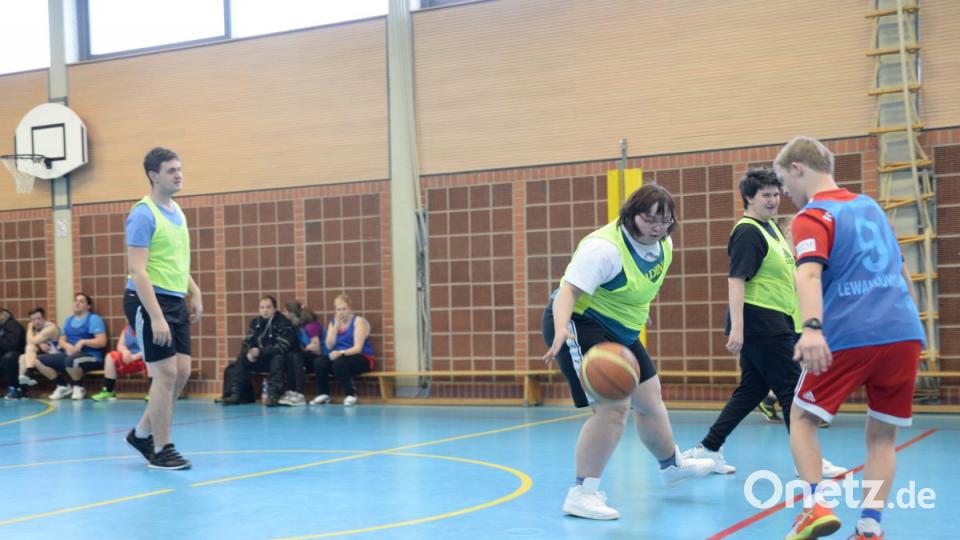 Wie läuft ein Training der Lebenshilfe Basketballer in Amberg ab? Oberpfalz-Medien war dabei. Bild: brü