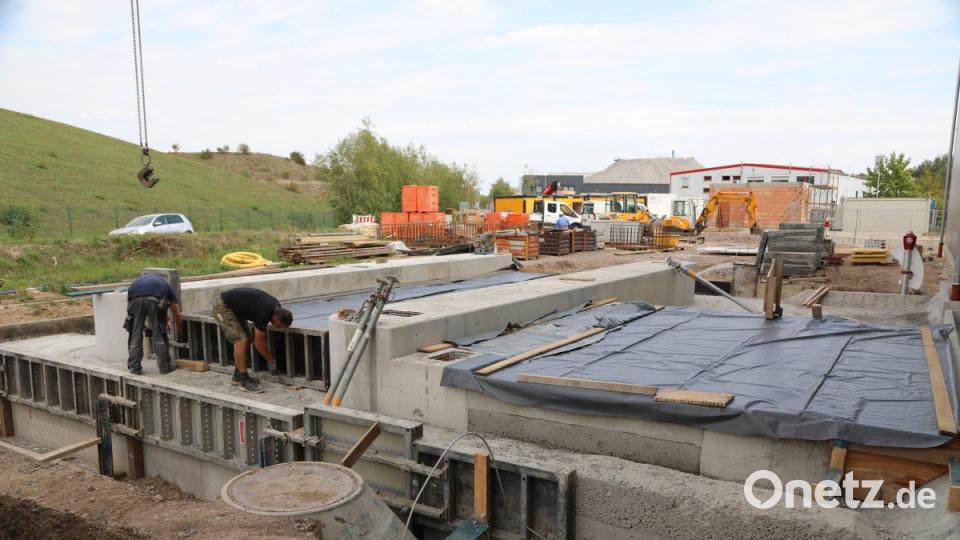 Auf dieser Fläche neben der Halle werden die Silos für den getrockneten Klärschlamm stehen. Bild: Gerhard Götz