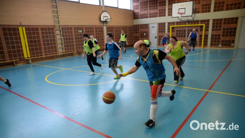 Wie läuft ein Training der Lebenshilfe Basketballer in Amberg ab? Oberpfalz-Medien war dabei. Bild: brü