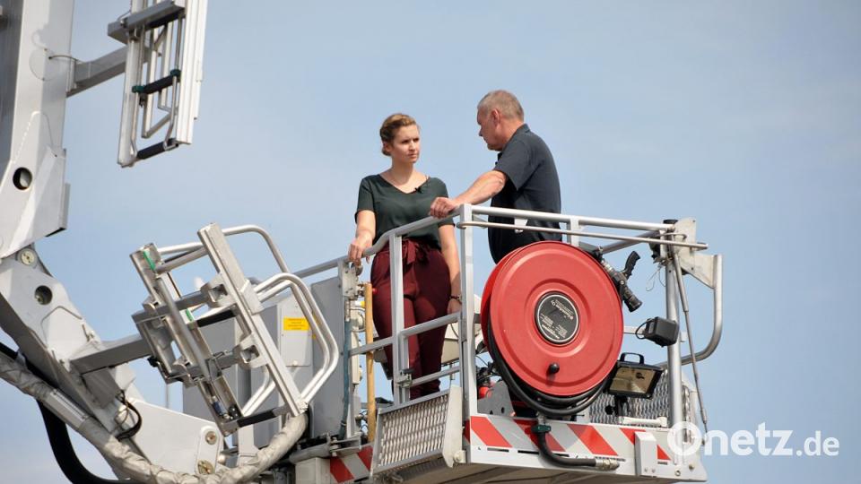 Kommandant Bernhard Strobl mit Onetz.de-Reporterin Miriam Wittich auf dem Teleskopgelenkmast TGM 32 Bild: Alexander Unger