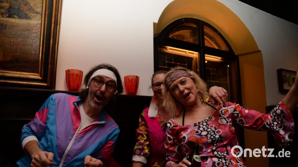 Mit Johnny Gold und DJ Tom durch die Partynacht in Amberg. Der Schlaghosenball brachte auch heuer wieder pure Partystimmung in das Casino Wirtshaus. Bild: brü