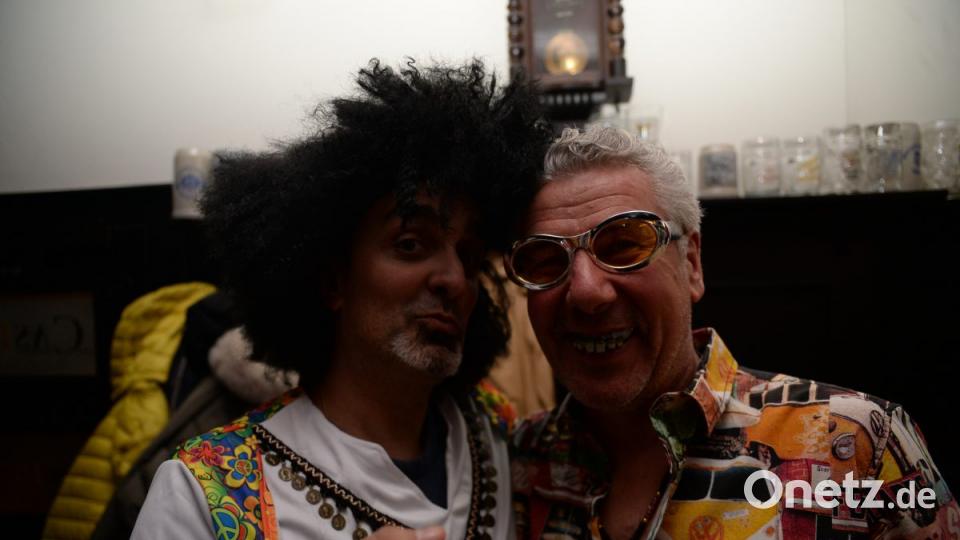 Mit Johnny Gold und DJ Tom durch die Partynacht in Amberg. Der Schlaghosenball brachte auch heuer wieder pure Partystimmung in das Casino Wirtshaus. Bild: brü