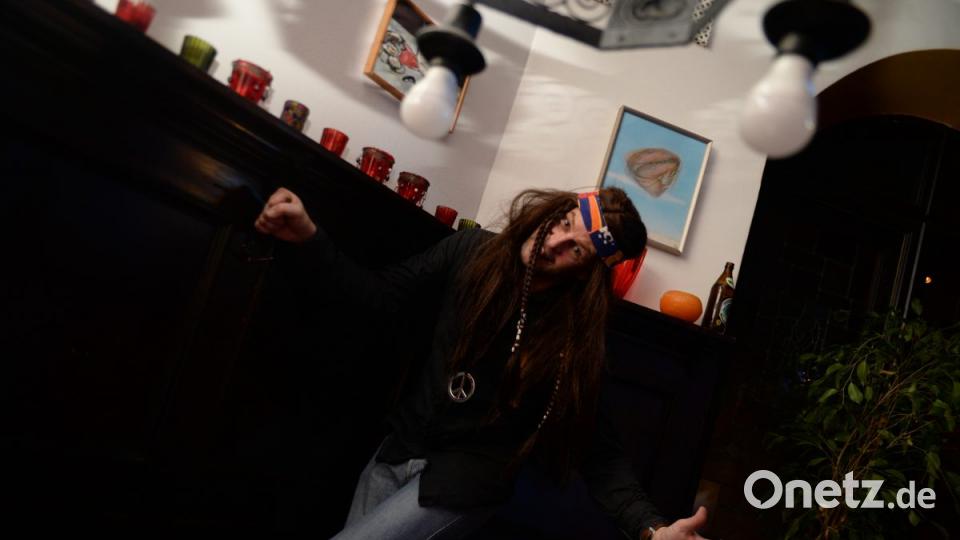 Mit Johnny Gold und DJ Tom durch die Partynacht in Amberg. Der Schlaghosenball brachte auch heuer wieder pure Partystimmung in das Casino Wirtshaus. Bild: brü