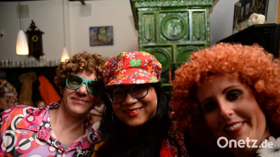 Mit Johnny Gold und DJ Tom durch die Partynacht in Amberg. Der Schlaghosenball brachte auch heuer wieder pure Partystimmung in das Casino Wirtshaus. Bild: brü