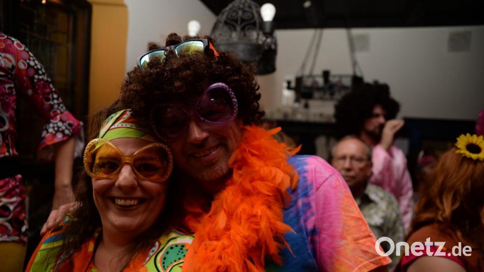 Mit Johnny Gold und DJ Tom durch die Partynacht in Amberg. Der Schlaghosenball brachte auch heuer wieder pure Partystimmung in das Casino Wirtshaus. Bild: brü