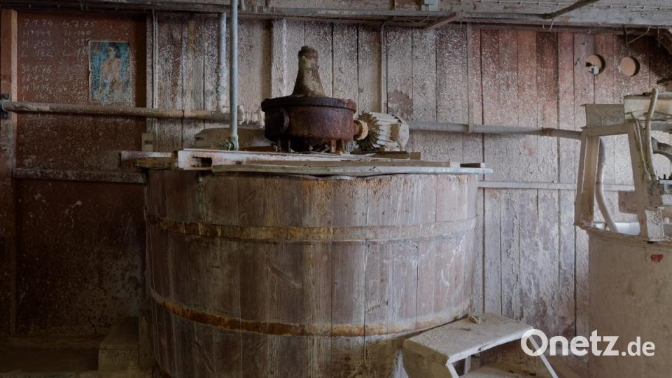 Ein Rundgang mit Werksleiter Michael Bauernfeind und Josef Engelmann durch die stillgelegte Produktionslinie der Tonwerke Schiedel in Wiesau. Bild: tr