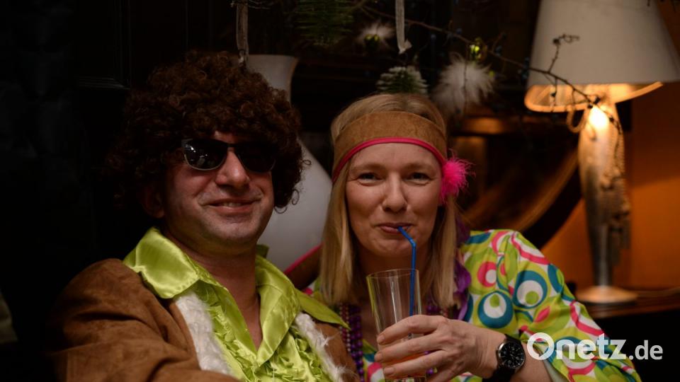 Mit Johnny Gold und DJ Tom durch die Partynacht in Amberg. Der Schlaghosenball brachte auch heuer wieder pure Partystimmung in das Casino Wirtshaus. Bild: brü