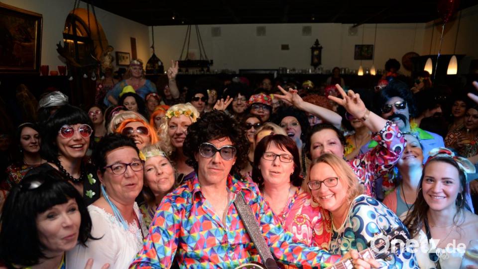 Mit Johnny Gold und DJ Tom durch die Partynacht in Amberg. Der Schlaghosenball brachte auch heuer wieder pure Partystimmung in das Casino Wirtshaus. Bild: brü